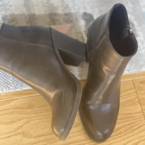 Boots with heels  - Seeking my boots with heels. I have used them a few time, still in the shape of new shoes. It’s size 36. 