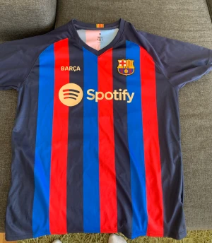Barca fotbollströja - Barca fotbollströja. Dembele nr 7 på ryggen. Knappt använd, bra skick.