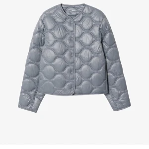 Jacka från mango - Använd några gånger, storlek M men är rätt liten för att vara en M Köparen står för frakten😊