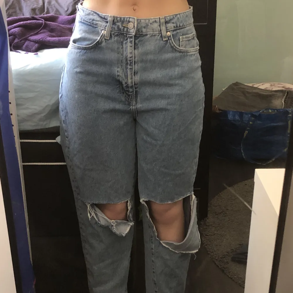 Blå jeans Ultra high waist men brukar ha dem vid höfterna då de är stora. Ankle length  80cm midja  95 längd Stora hål vid knäna. Jeans & Byxor.