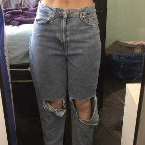 Blå jeans Ultra high waist men brukar ha dem vid höfterna då de är stora. Ankle length  80cm midja  95 längd Stora hål vid knäna