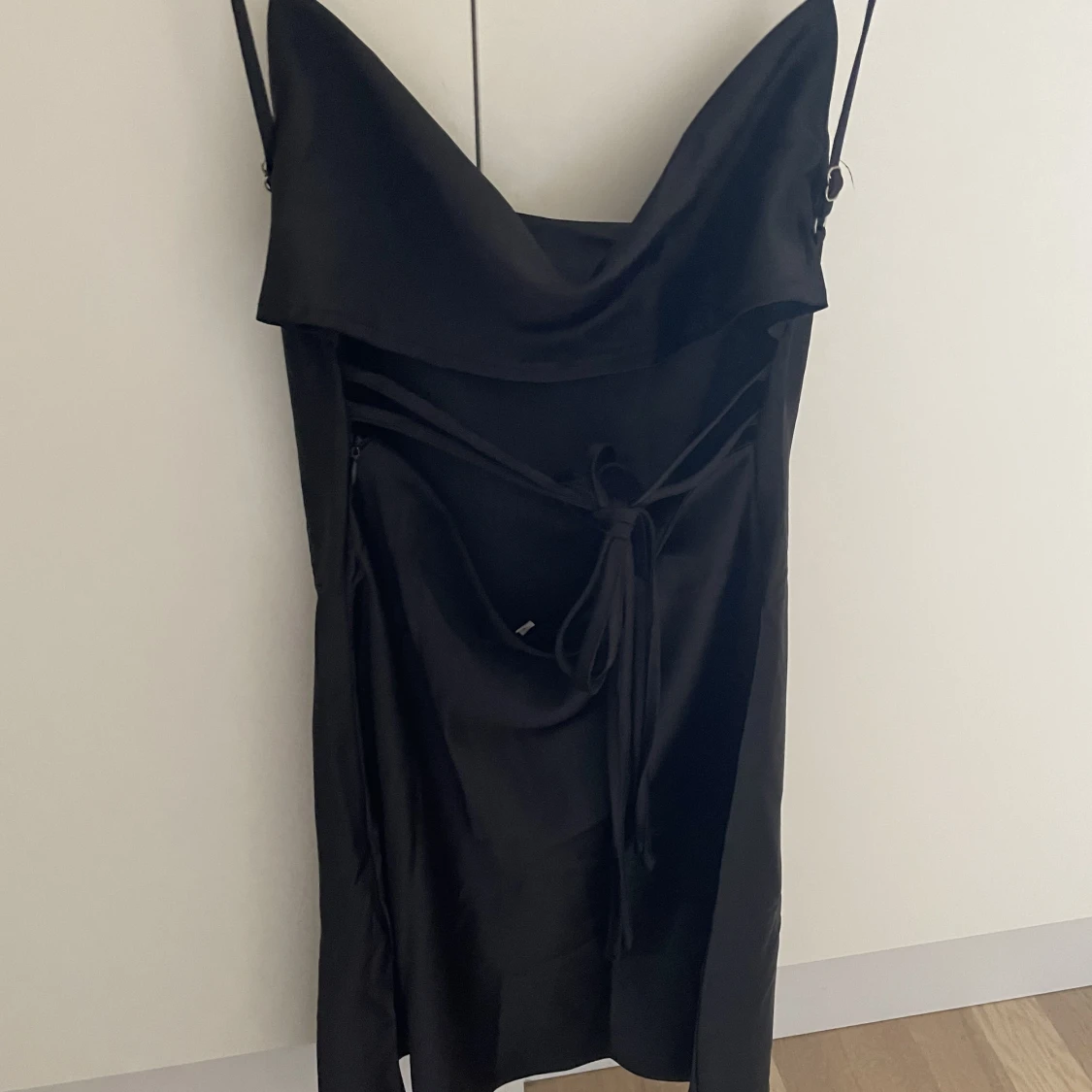 Svart satin klänning  - 91