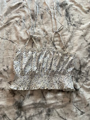 Blom topp  - En blommig topp som är lite kort vid midjan.Kostar 30kr+ frakt som är 15kr.Tvättar toppen inna köp 