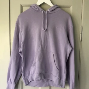 Lila huvtröja - Hoodie söker en ny ägare. Oversized