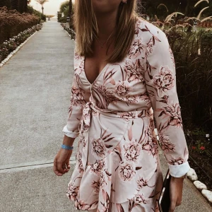 Underbar klänning🌸💗 - Säljer min älskade klänning som tyväääääär blivit för lite för liten. Bättre att den kommer till använd för någon annan även fast det gör lite ont i hjärtat🥹💗 strl.38, använd Max 3 gånger. 