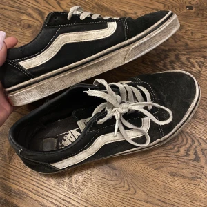 Vansskor - Hela men smutsiga kan tvättas innan frakt🤍 30kr st Paketpris går att ordna, köptes för ca 700kr st💕De rosa är strlk 39 och de svarta är 38. 
