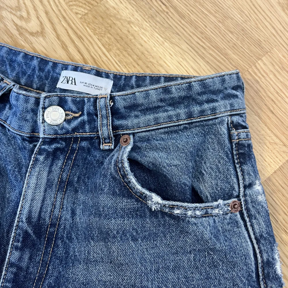 Jättefina zarajeans med hål på knäna! Använda men i perfekt skick, säljer endast eftersom de har blivit för små. Jeans & Byxor.