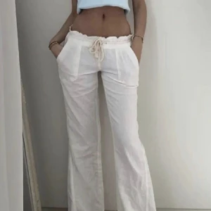 Roxy Linnebyxor  - Linnebyxor i storlek M, men sitter som S. Endast testade men i fint skick💗Sitter lågmidjat. (2 första bilderna är lånade). Har förlängt dom då de var för korta och de är något lite uppsydda i grenen!