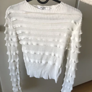 Vit topp - Jättefin och skön med små volanger, knappt använd 💖💖