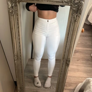 TopShop - super super stretchiga vita Slim jeans från Topshop i storlek W26/L32 (Mer info om produkt i DM) 🌹