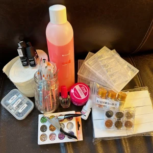 Naglar  - Säljer mina nagelsaker då jag inte använder de, det är allt från lampa, nagellack, nagelprepp, rengöring, oanvända borstar, knappt använd gele, filar+elfil, glitter osv. Köp antingen allting för 550kr eller så kan du skriva till mig vad du vill ha  