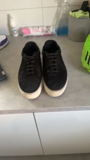 Arigatos - Lite slitna, men annars perfekt och sköna, ny pris ligger på runt 1800 men pris diskuteras privat storlek 43-44