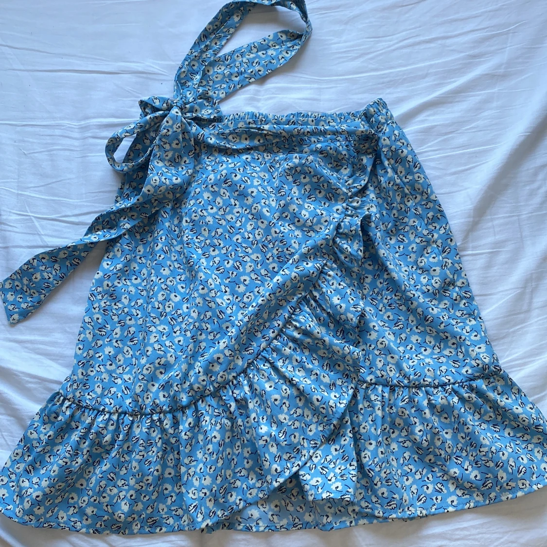 Blå Tjol med vita blommor