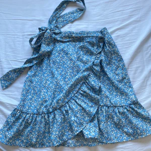 Blå Tjol med vita blommor - Använt 1 gång Inget jag vill ha kvar 