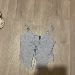 Blå glittrig tröja - En fin blå glittrlig tröja, aldrig använd bara provad. StrlS