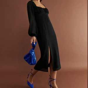 Söker  - Söker med ljus och lykta efter denna klänningen i storlek 42 eller 44🌸svart eller beige spelar ingen roll!