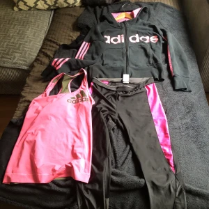Adidas set - Jätte fin adidas tröja i fint skick och adidas linne med leggings i  Rosa/svart.