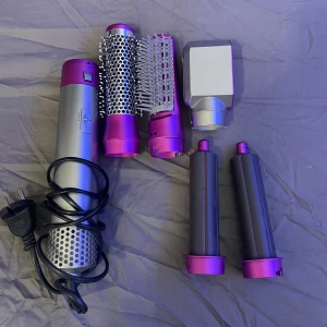 Varmluftborste - Varmluftborste med olika saker. Säljer då jag köpt en ny från Björn Axén. Funkar asbra🥰