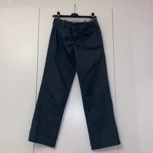 Dickies byxa - Grå Dickies workpant i midellen slimstraigt. Minns inte exakt storlek plus att de inte står i byxan men de sitter som en s/36. Något mid/low-waist. Jätte sköna byxor!