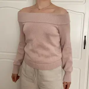 En rosa tröja som visar axlarna! Den är sååå fin, önska jag kunde använda den än men den är nu tyvärr för liten, jättebra skick, hoppas du vill ha den, den är värd att användas!🫶🏼🫶🏼