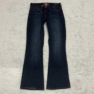 Lowwaist o bootcut jeans, i perfekt skick 💗 Midjan är 74cm och Innerbens är 76cm 🩶