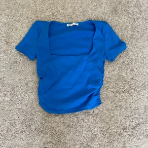 Zara tröja - Tajt t-shirt men resor på sidorna. Använd få tal gånger så jätte fint skick.