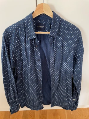 Scotch & Soda skjorta strl M - Använd ett fåtal gånger. Storlek M slim fit, sitter som en S. Skön och mjuk kvalité.
