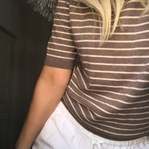 Mjuk t-shirt topp! - Nästan helt oanvänd! Supermjukt och mysigt material 🤎🧺