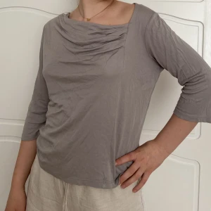 Tröja med detalj - En fin tröja med en detalj i tyget. Jättefin, och skön i bra kvalité! Lägger upp för att se intresset på denna🫶🏼