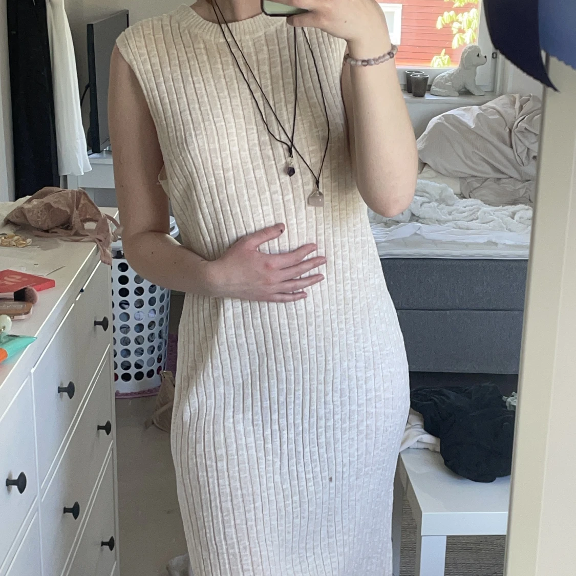 en tunn vit sommarklänning