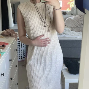 en tunn vit sommarklänning  - klänningen är i nyskick, den är i ett tunt material så perfekt för sommaren. Det står inte vilken storlek det är, men skulle gissa på 38!