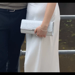 Paljettväska - Så fin paljettväska perfekt till balen! Jag har bara använd den 1 gång så i jätte bra skick! Har ett långt band som man kan lägga i väskan gör att de ska bli en kuvertväska❤️