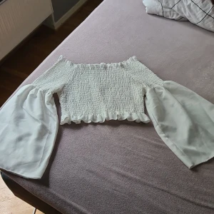 Sommartopp - Säljer den här fin och tun sjönt toppen pga använder aldrig 