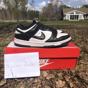 Nike Dunk Panda - Nike Dunk Panda i använt skick. Stilrena och passar till allt. Box och digitalt kvitto ingår! För fler frågor eller funderingar så är det bara att höra av sig.