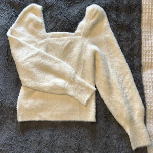 Supergossig tröja i jättebraskick! - Så mysig tröja i så mjukt material från h&m. Knappt använd!  Strl.small men passar även medium pga stretch. Så mysig!