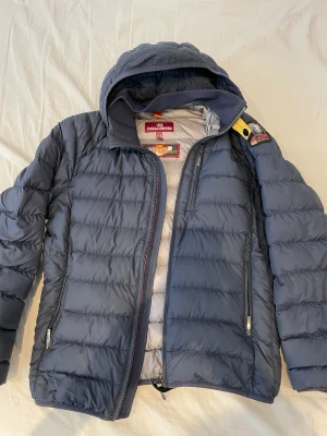 Parajumpers höstjacka  - Säljer min Parajumpers höstjacka eftersom den börjar bli liten. Färgen är mörkblå och skick 9,5/10 inga skador eller något så vidare. Våga ställ frågor!