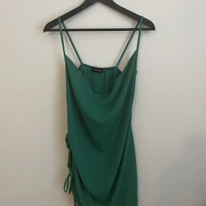 Mörkgrön mini klänning - Aldrig använd, cowl neck