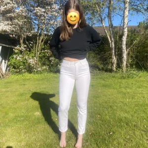 Vita jeans - Vita jeans i slim-fit-modell från MQ, märket Dobber, ankellånga, storlek 36, använda 1 gång, nypris: 700kr
