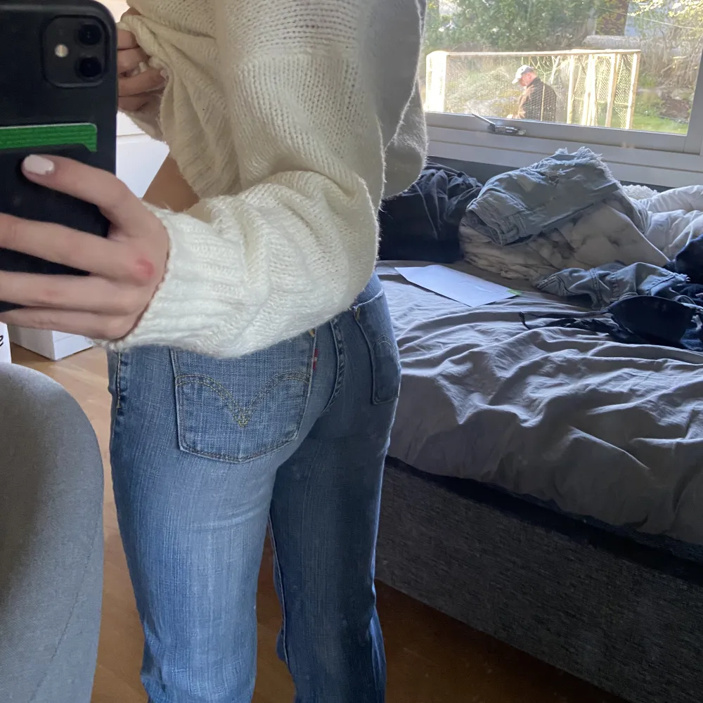 Skit snygga Levis jeans, middle/low waist💋Kommer tyvärr inte till användning💋köparen står för frakten💋. Jeans & Byxor.