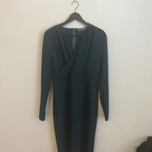 Mörkgrön midi klänning - Aldrig använd 