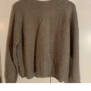 Stickad tröja - Stickad beige/brun tröja. Knappt andvänd då den inte passa mig. Underbar! ❤️‍🔥