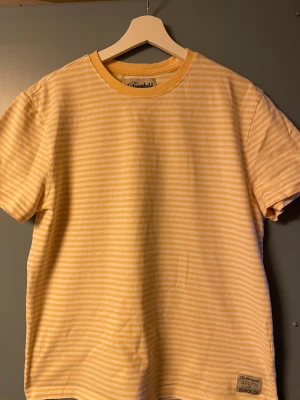 Gulrandig T-shirt  - Gul randig sommar T-shirt 