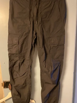 Cargo pants svarta - Svarta emo brallor för 100 kr