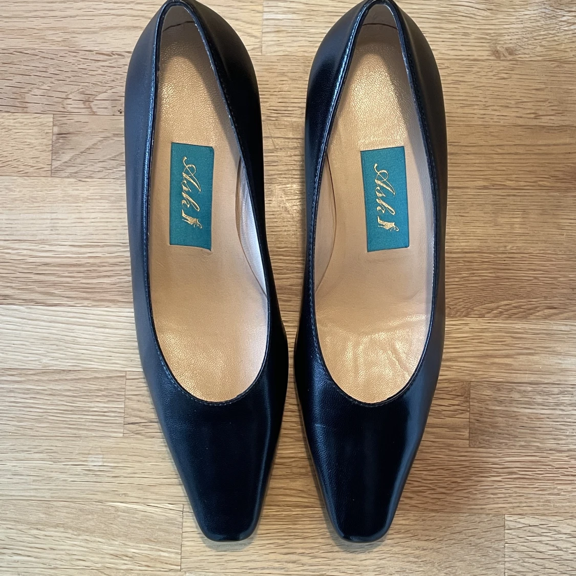 Låga svarta klackar