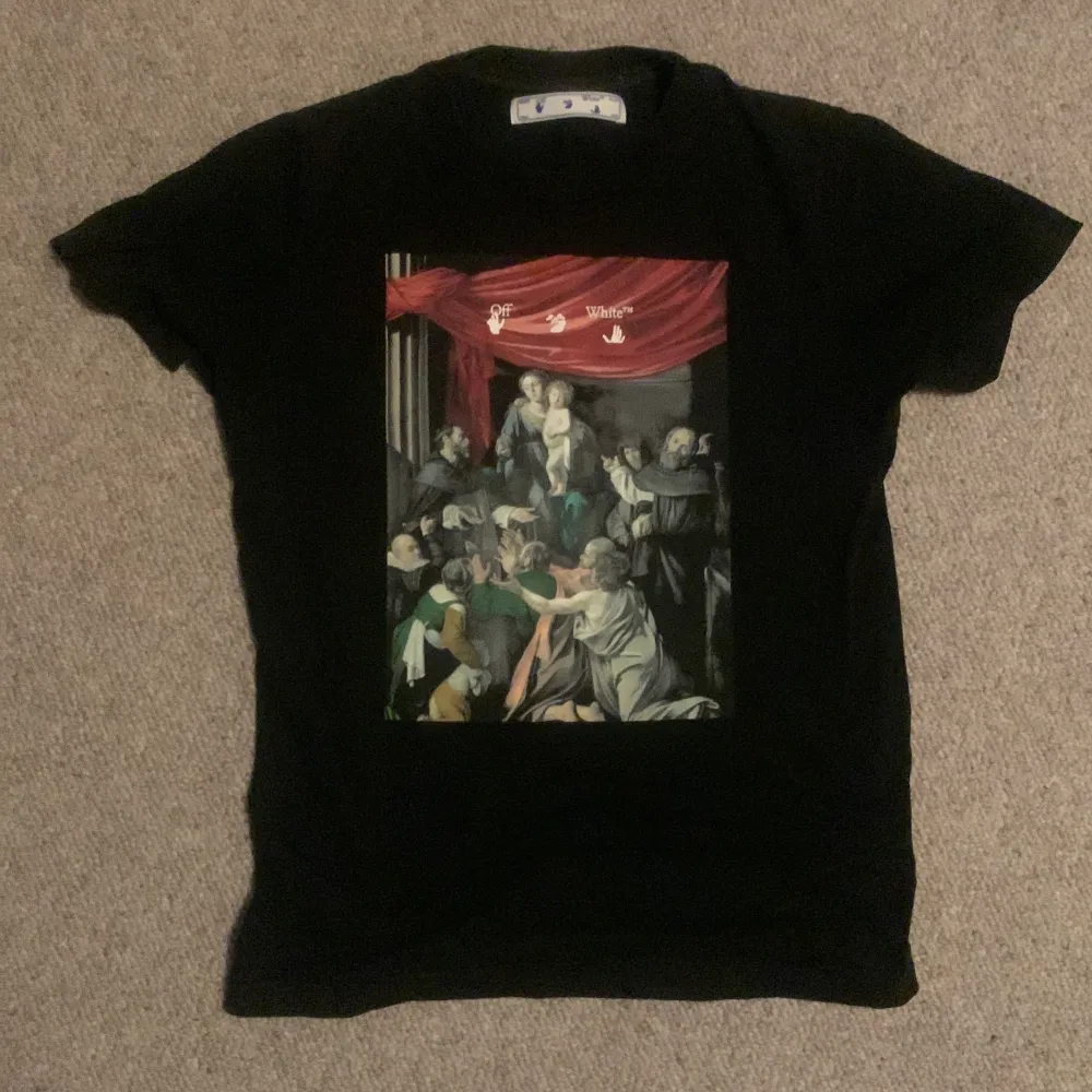 Off white caravaggio t shirt som är köpt från miinto och har kvar tags från Off white som medföljer köp kan även skicka specifika bilder på plagget vid intresse. T-shirts.