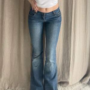 Lågmidjade utsvängda jeans från vintagemärket ”glo” 💕💕 lite slitna längst ner på byxbenen men annars fint skick!