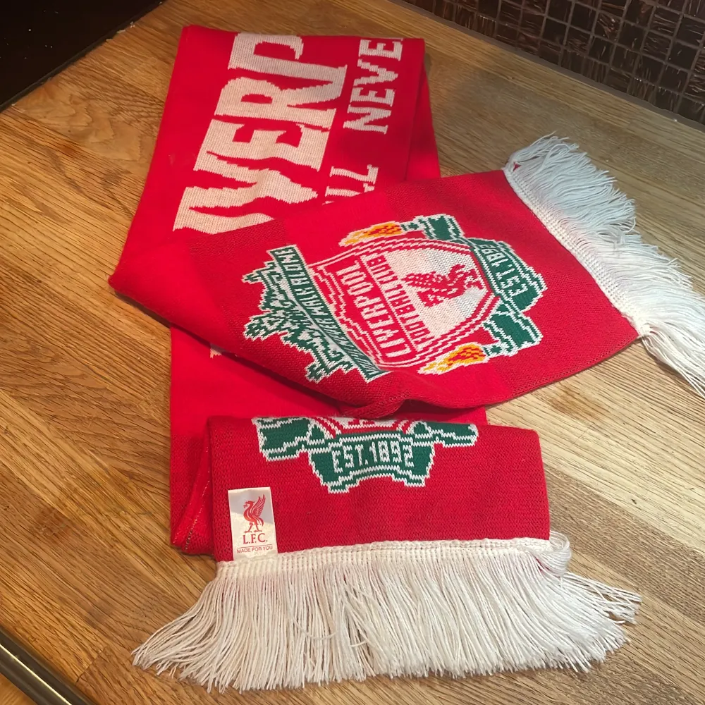 Liverpool halsduk i nyskick, aldrig använd utan bara hängt som souvenir.. Accessoarer.