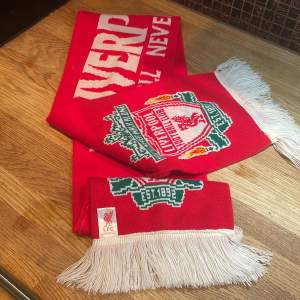 Liverpool halsduk i nyskick, aldrig använd utan bara hängt som souvenir.