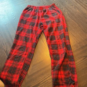 Mjukisbyxor - Mjukisbyxor från jula, damstorlek 38/40. Skulle säga att de är fleece material och är väldigt varma.
