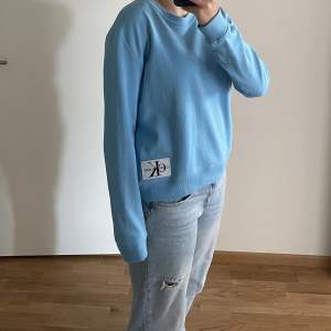 Ljusblå sweatshirt från Calvin Klein, näst intill oanvänd och har inga tecken på tidigare använding. Den är i strl L och sitter som på bilden på mig som är 166🩵Köpt för ca 1200kr!
